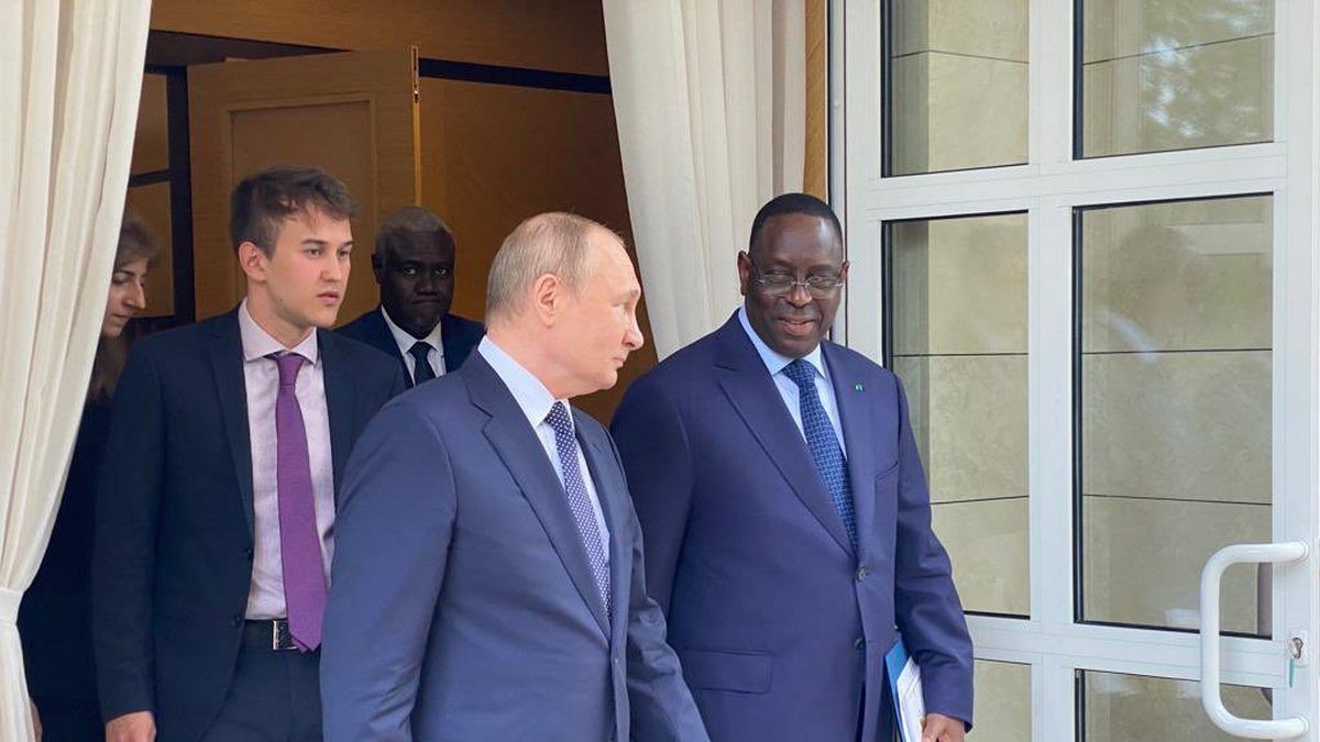 Władimir Putin wita Mackya Salla, prezydenta Senegalu, który jest przewodniczącym Unii Afrykańskiej 