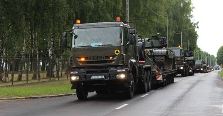 Ruszają konwoje z czołgami. Jadą na defiladę na okazji Dnia Wojska Polskiego