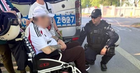 Pomagali kibicom i ratowali życie. Stołeczni policjanci ruszyli z pomocą podczas zabezpieczenia meczu