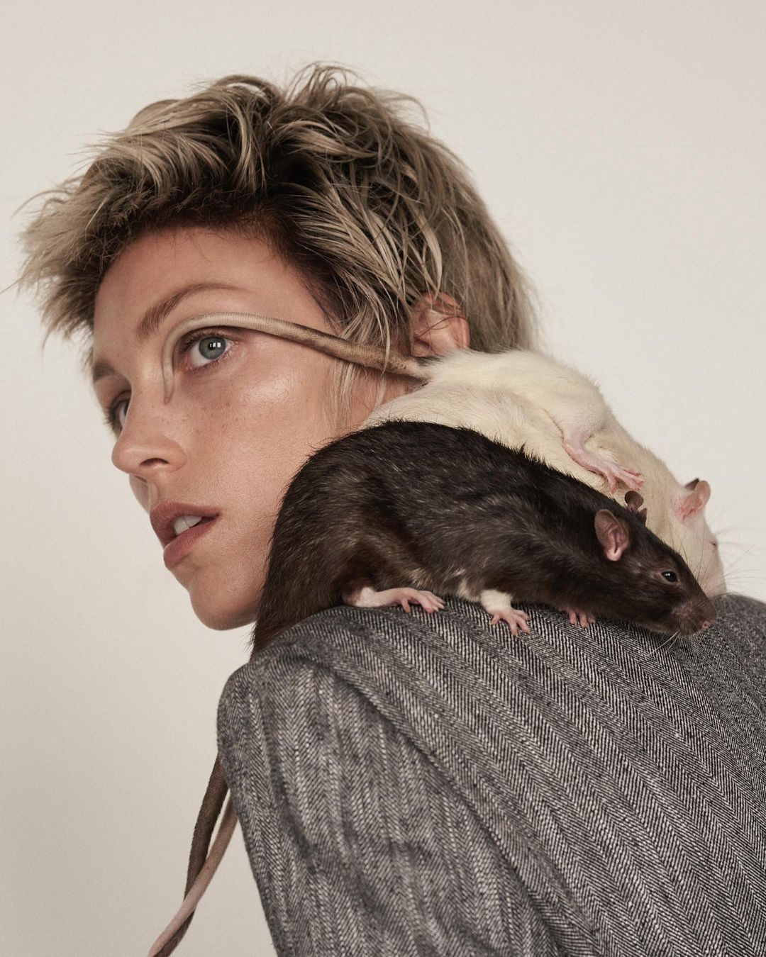 Anja Rubik pozuje ze szczurami we włoskim "Vogue'u"