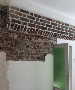 Skuli ściany podczas remontu. Niezwykłe odkrycie w kamienicy w Warszawie