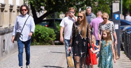 Rubikowie na rodzinnym obiedzie: Agatka, Piotr, córki i teściowie (ZDJĘCIA)
