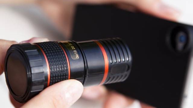 Pomysłowy gadżet zmieni iPhone’a w aparat z teleobiektywem 1