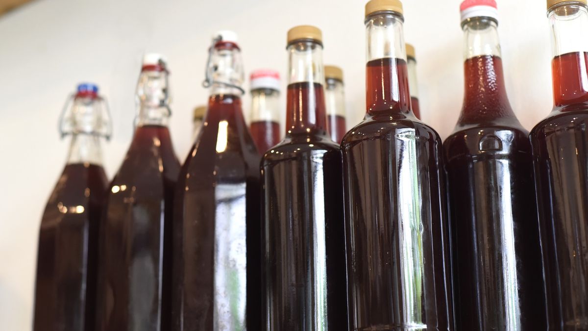 Sok z suszonych śliwek to tanie i skuteczne lekarstwo na zaparcia