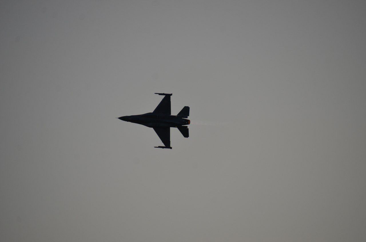 Nocne pokazy w ramach Antidotum Airshow Leszno 2025 zapierały dech w piersiach. Na lotnisku był komplet publiczności