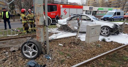 Mercedes wylądował na torach. Kierowca twierdzi, że był ktoś jeszcze