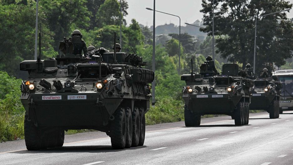 Archiwum zagraniczne East News 2025-07
Royal Thai Army soldiers are pictured on armoured vehicles on a road in Chachoengsao province on July 24, 2025. Thailand launched air strikes on Cambodian military targets on July 24 as Cambodia fired rockets and artillery, killing at least 11 civilians, in a dramatic escalation of a long-running border row between the two neighbours. (Photo by Lillian SUWANRUMPHA / AFP)
LILLIAN SUWANRUMPHA
