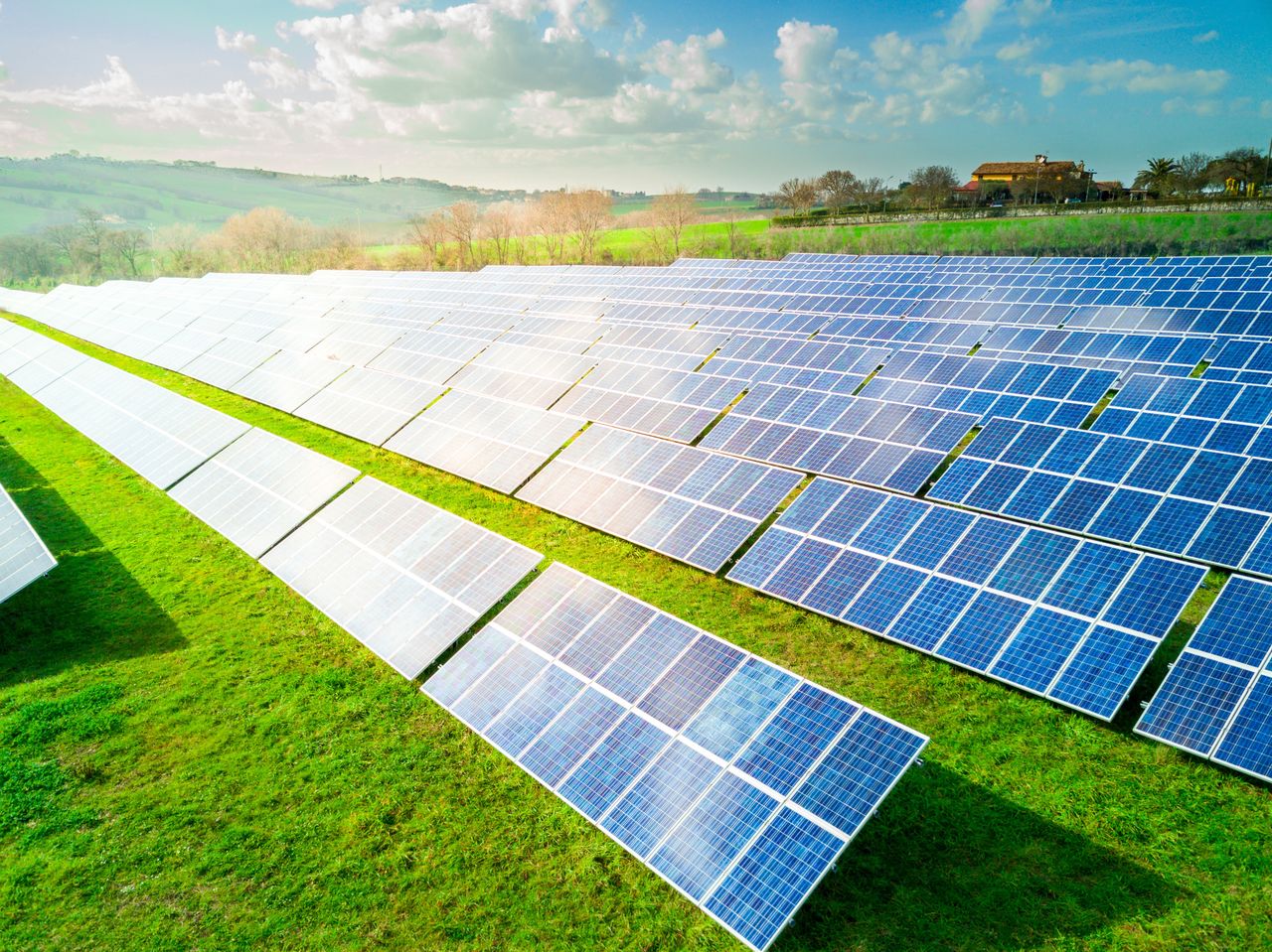 Szwajcarzy uruchamiają innowacyjną farmę Agri-PV