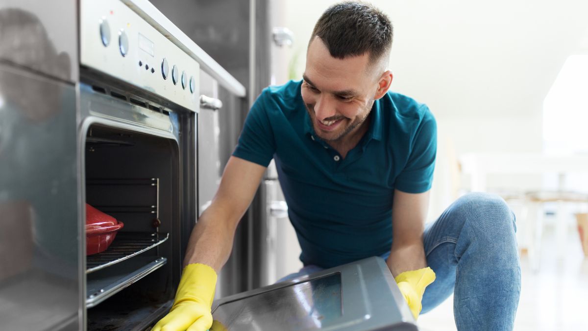 Jak wyczyścić piekarnik zwykłą monetą?