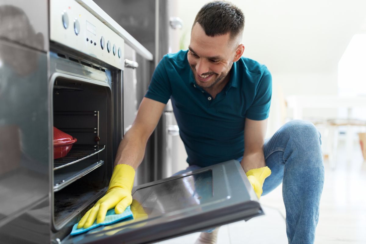 Unexpected cleaning hack: Using a coin to tackle oven grime