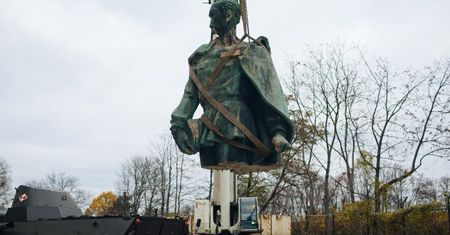 Warszawa. Pierwsze eksponaty w Muzeum Historii Polski. Wśród nich pomnik Dzierżyńskiego