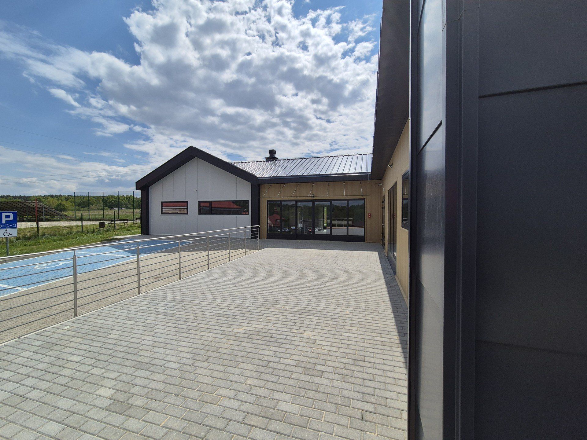 Budynek COM to parterowy obiekt o powierzchni blisko 500 m², zaprojektowany zgodnie z najnowszymi standardami dostępności, komfortu i funkcjonalności