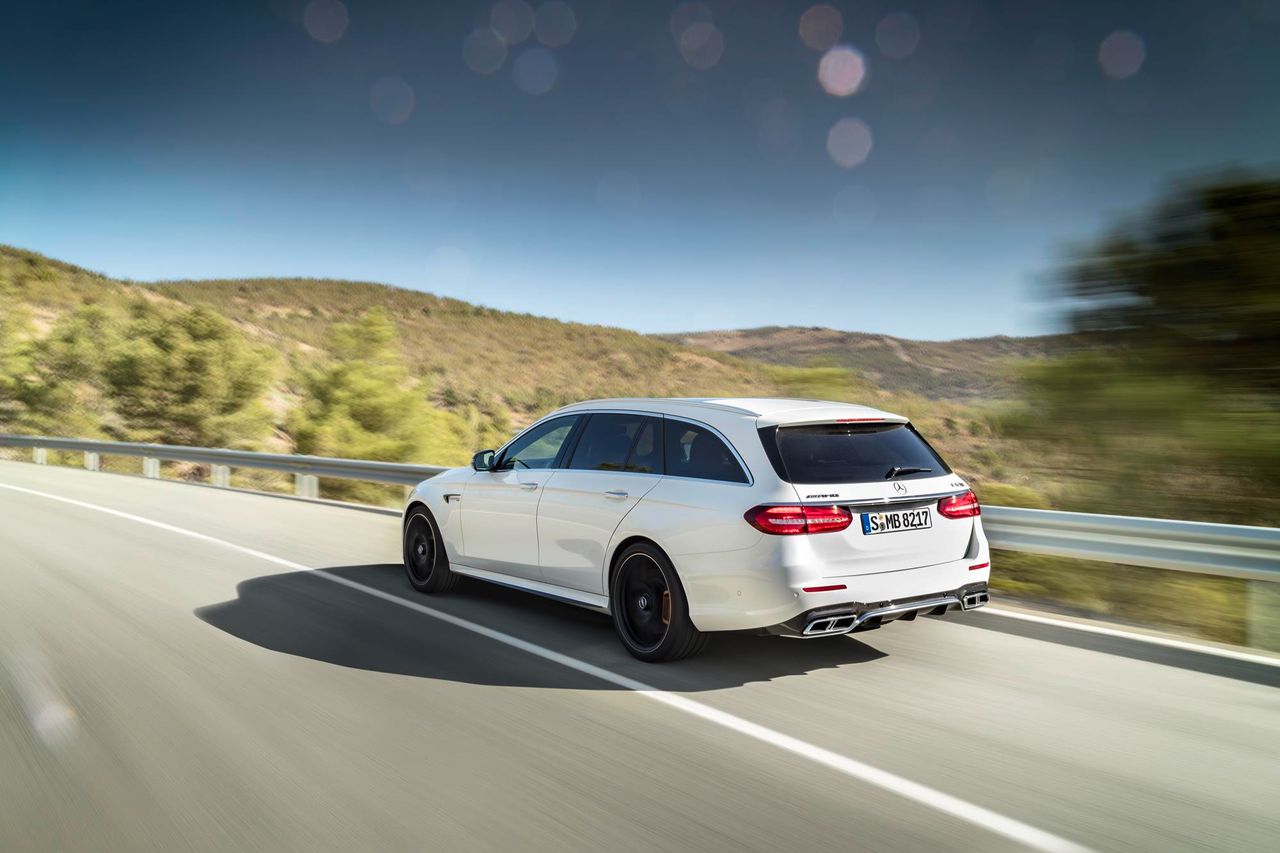 Mercedes oferuje najmocniejsze kombi z całej niemieckiej trójki, ponieważ Audi RS6 performance generuje 605 KM i 700 Nm, a czas przyspieszenia do 100 km/h to 3,7 s. Wyścig mocy trwa zatem w najlepsze. Ciekawe, czy dołączy się do niego BMW, od którego już dawno nie otrzymaliśmy tak mocarnego kombi.