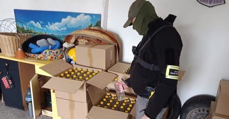 "Bimber z bagażnika i stodoły" – 69-latek z powiatu poddębickiego stracił 434 litry nielegalnego alkoholu