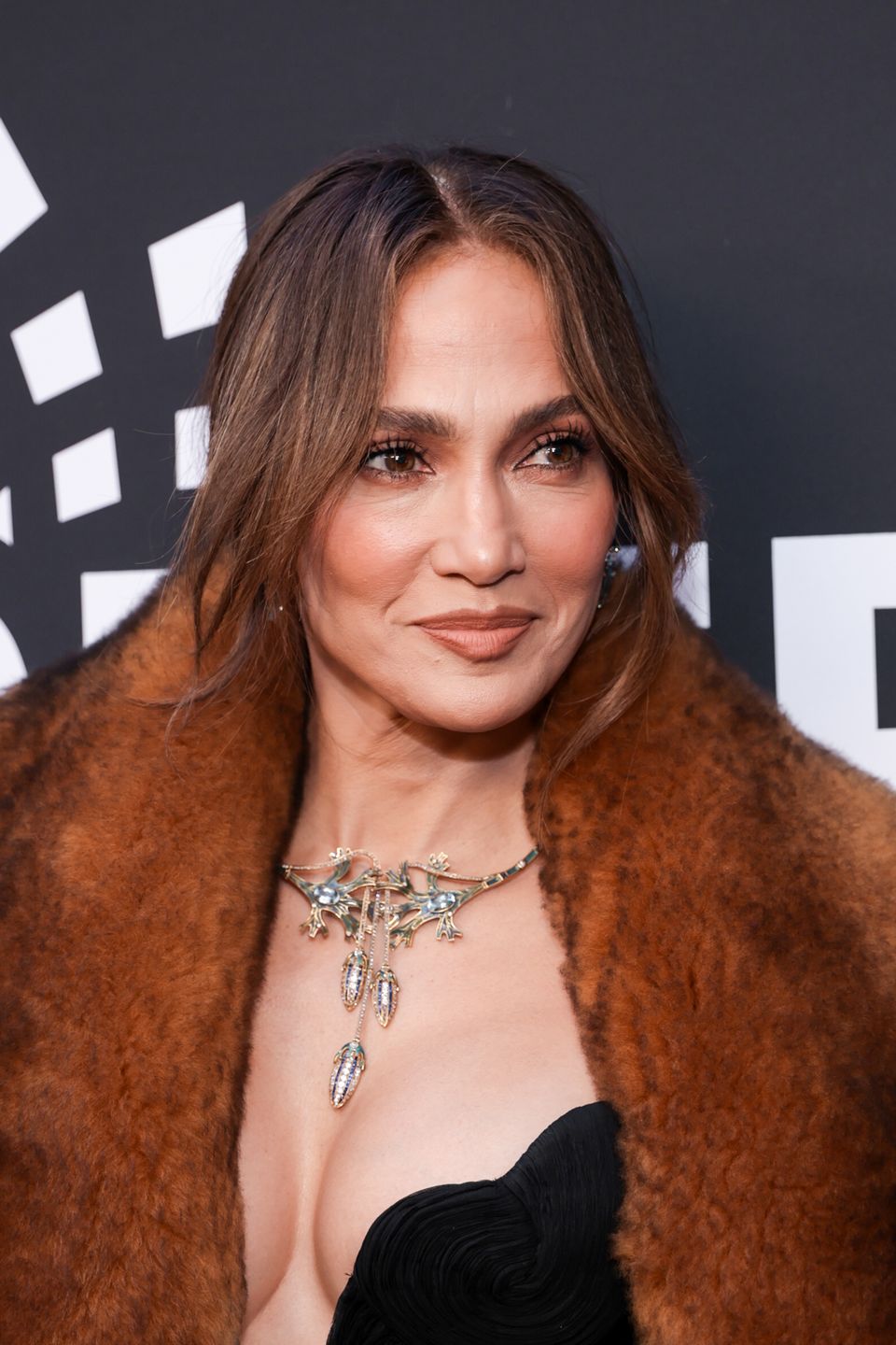 Jennifer Lopez hipnotyzuje głębokim dekoltem w operze