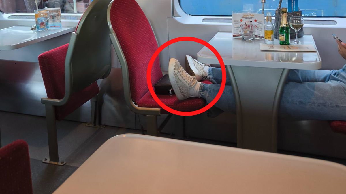 Konduktor pokazał zdjęcie z wagonu restauracyjnego.