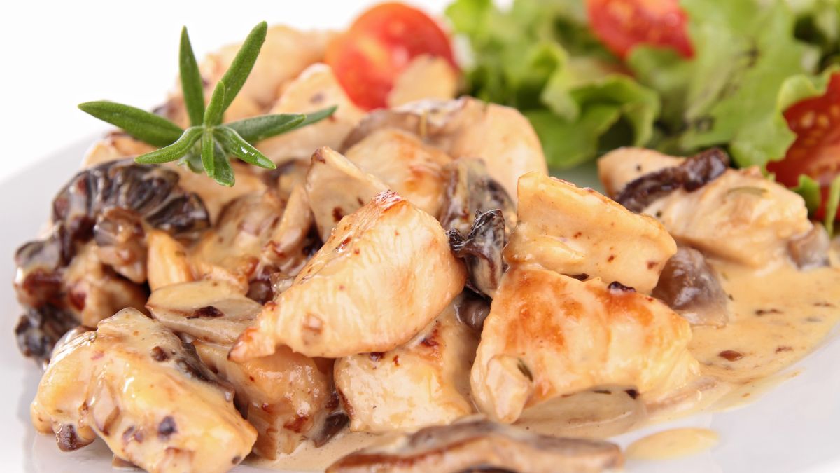 Kurczak w sosie pieczarkowym to szybki przepis na obiad