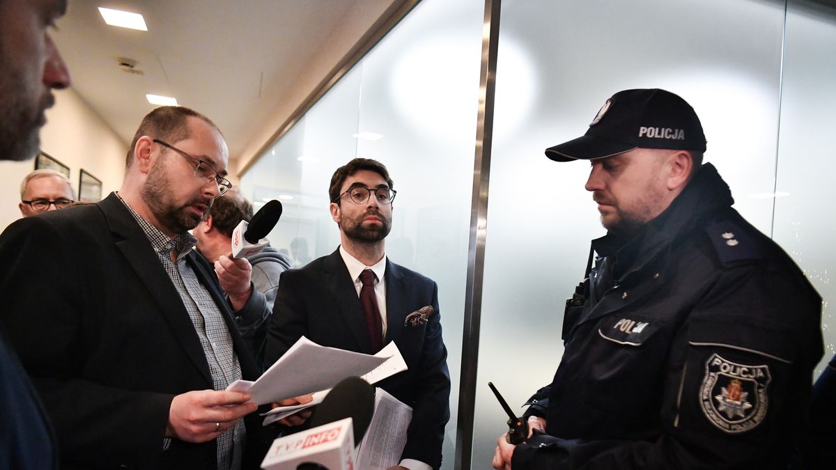 Warszawa, 20.12.2023. Powołany 19.12.2023 przez ministra kultury Bartłomieja Sienkiewicza na stanowisko prezesa Polskiej Agencji Prasowej Marek Błoński (2L) w siedzibie Polskiej Agencji Prasowej, 20 bm. (ad) PAP/Andrzej Lange ***Zdjęcie do depeszy PAP pt. Interwencja poselska parlamentarzystów PiS w PAP.***