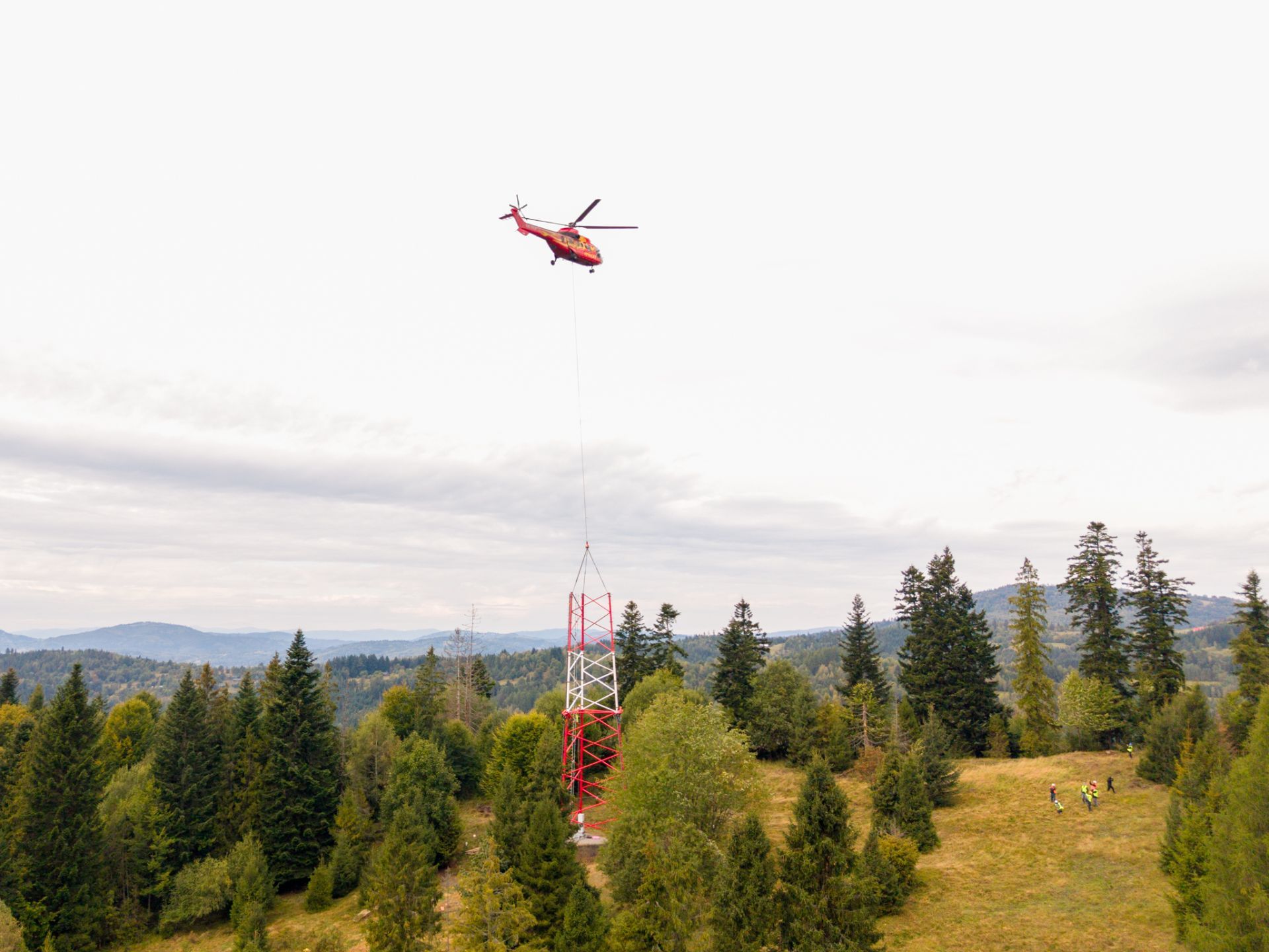 Helikopter nad Beskidami i 62-metrowy maszt Play. Misja specjalna: zapewnić zasięg w trudno dostępnych miejscach