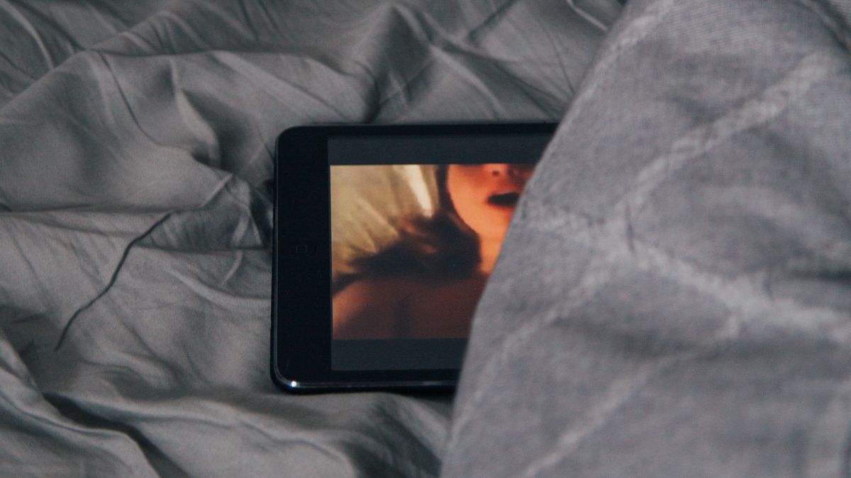 Sextortion to niebezpieczne oszustwo. Rozmowy na kamerkach mogą być groźne