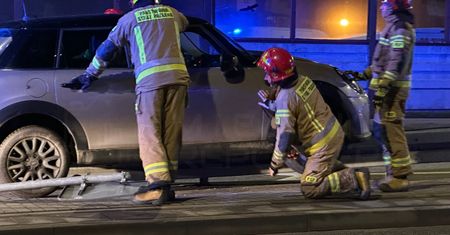 Nietypowa kolizja w Warszawie. Mini cooper zawisł na barierkach