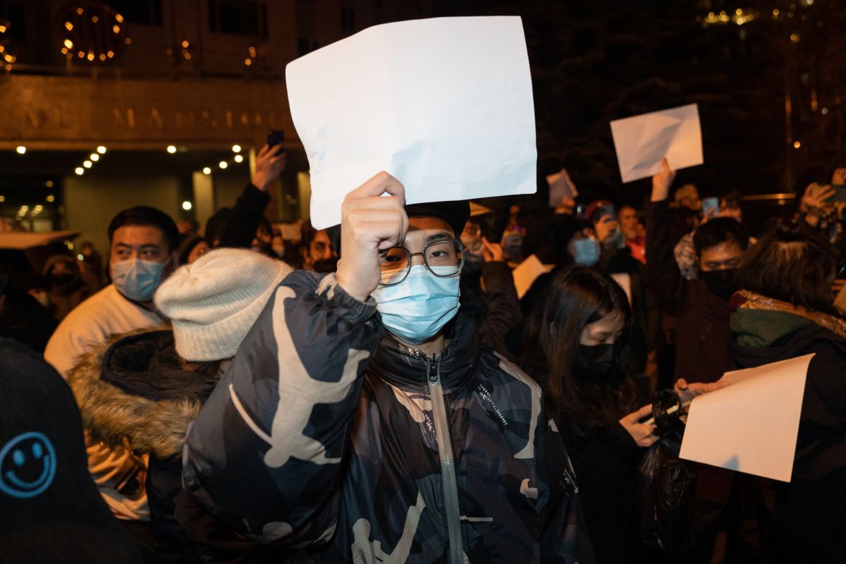 Symbolem oporu podczas chińskich protestów stała się biała kartka papieru. Jest niezapisana - to dla protestujących fortel pozwalający obejść cenzurę i działania policji, która mogłaby brutalnie stłumić protesty, gdyby na kartkach były głoszone antyrządowe hasła