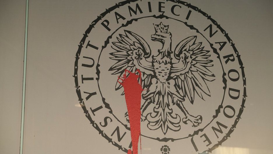 Elewacja IPN oblana farbą w geście protestu