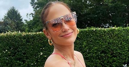 53-letnia J.Lo na leżaku. Jej strój już jest hitem