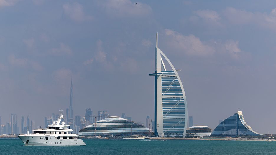 Widok na luksusowy hotel Burdż al-Arab w Dubaju 