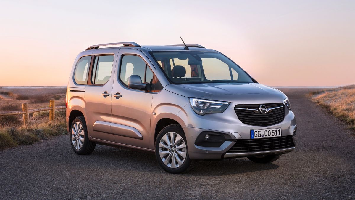 Opel Combo Life (wcześniej wersja osobowa nosiła nazwę Tour), podobnie jak jego francuski brat Citroën Berlingo, ma być autem bardzo pojemnym. Zbudowano go na płycie podłogowej EMP2 o dużym rozstawie osi. Dzięki temu kabina rozciąga się na dużą długość, a znakiem charakterystycznym jest króciutki przód z przedziałem silnikowym. Combo może być wyposażone w jedno lub dwoje tylnych drzwi przesuwnych oraz dostępne jako wersja krótka (4,40 m) lub długa (4,75 m), a także jako pięcio- lub siedmiomiejscowa.