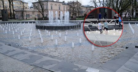 Fontanna na pl. Litewskim uruchomiona po zimie. Już pierwszego dnia dzieci nie omieszkały się w niej zmoczyć