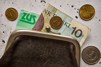 Daje multum korzyści, choć wielu o niej nie wie. Oto legitymacja emeryta