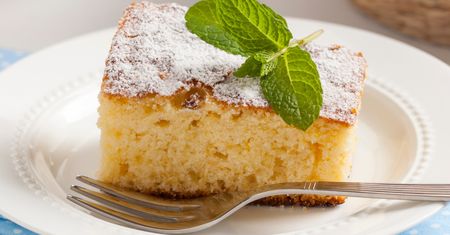 To proste ciasto jogurtowe wychodzi każdemu. Jest tak pyszne, że znika do ostatniego okruszka