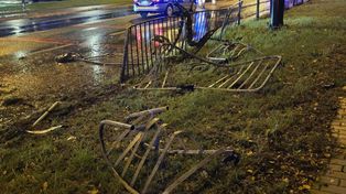 Wypadek w Lublinie. Auto wypadło z drogi i staranowało barierki