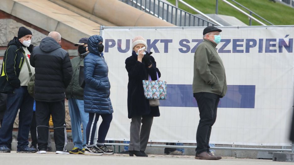 Koronawirus. Wśród osób zaszczepionych na COVID dominują kobiety. Przepaść w liczbach