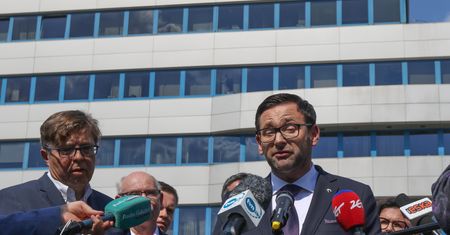 Posłowie KO domagają się wstrzymania fuzji Orlenu i Lotosu. Obajtek w odpowiedzi przypomina słowa Tuska