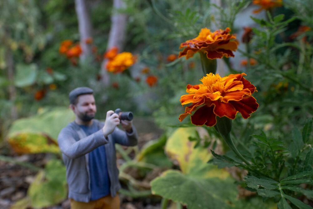 Fotograf zeskanował się, wydrukował w 3D i zaczął wstawiać na zdjęcia 3