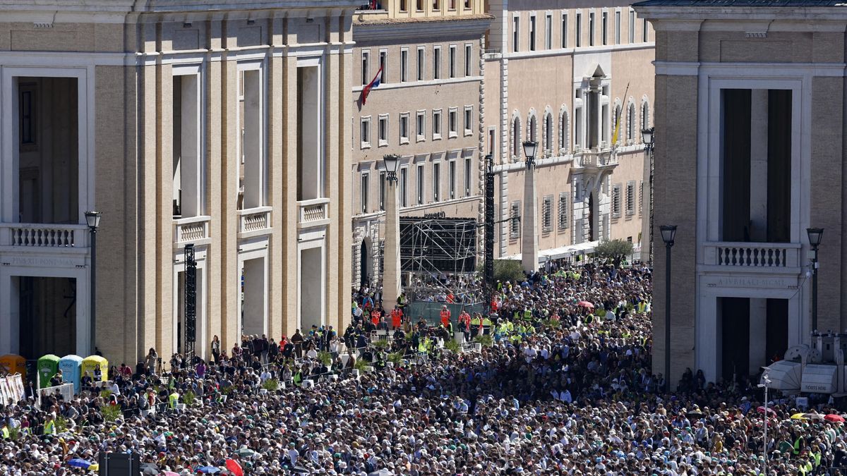 Tłumy żegnają papieża Franciszka