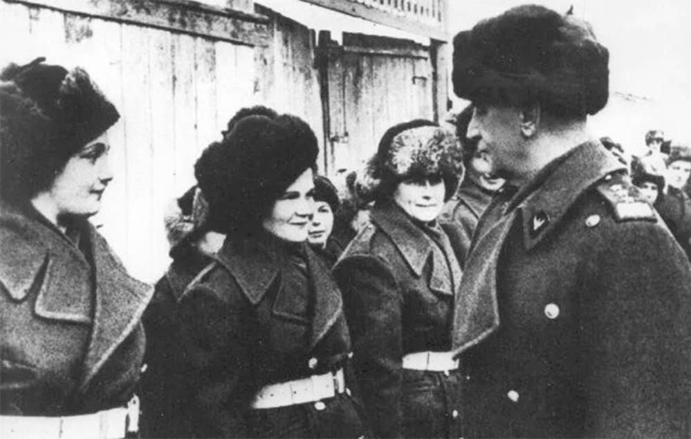 Aniela Krzywoń z innymi Platerówkami, w mundurze wojskowym. Fotografia z 1943 roku.