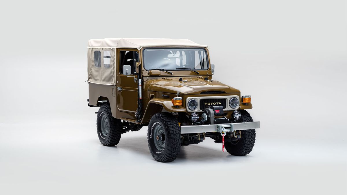 Land Cruiser został całkowicie odbudowany, z dbałością o najmniejsze detale. Prezentuje się świetnie dzięki fabrycznemu lakierowi Olive Green i brezentowemu dachowi w kontrastowej, jasnej barwie.