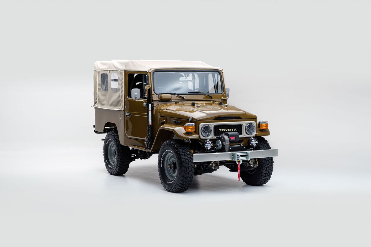 Land Cruiser został całkowicie odbudowany, z dbałością o najmniejsze detale. Prezentuje się świetnie dzięki fabrycznemu lakierowi Olive Green i brezentowemu dachowi w kontrastowej, jasnej barwie.