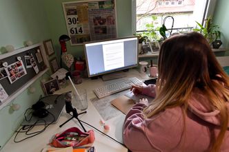 Nauczanie zdalne a powrót do szkół. Resort edukacji wydał dyspozycje