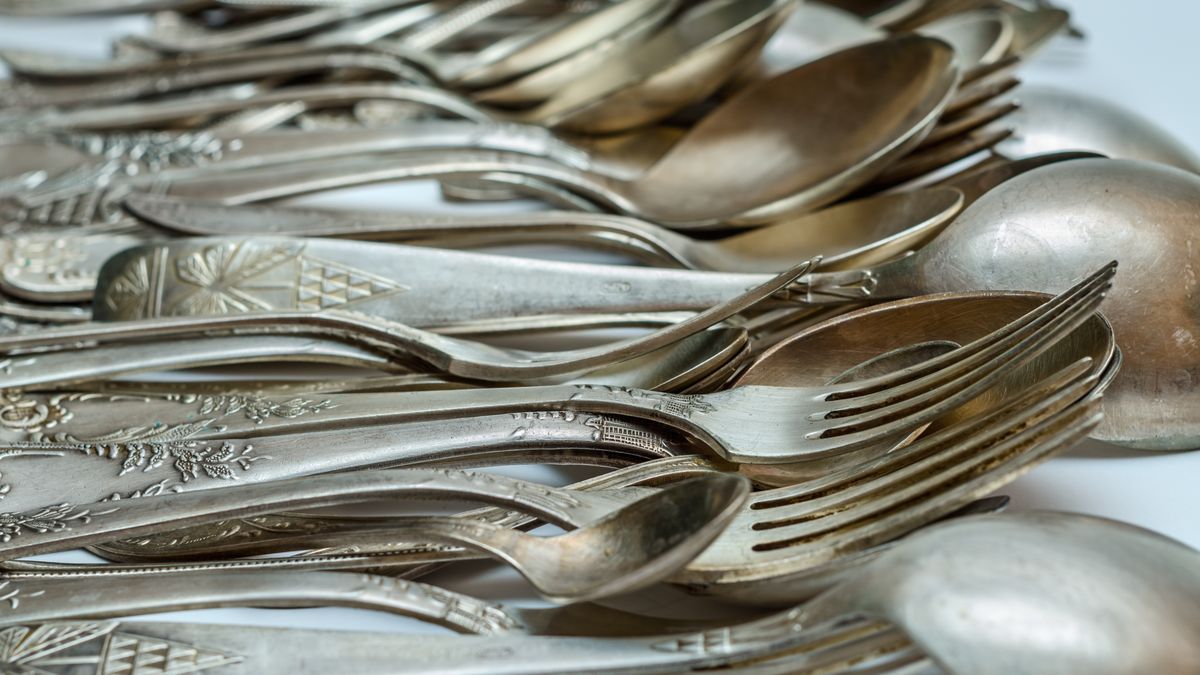 W prosty sposób przywrócisz blask sztućcom