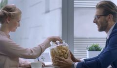 Ciastka z wróżbami na rozmowie kwalifikacyjnej w reklamie PZU (wideo)