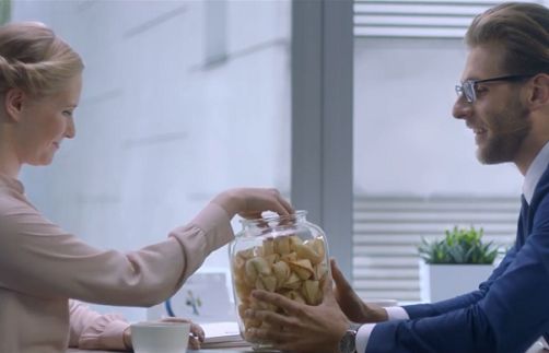 Ciastka z wróżbami na rozmowie kwalifikacyjnej w reklamie PZU (wideo)