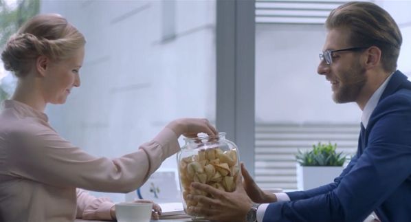 Ciastka z wróżbami na rozmowie kwalifikacyjnej w reklamie PZU (wideo)
