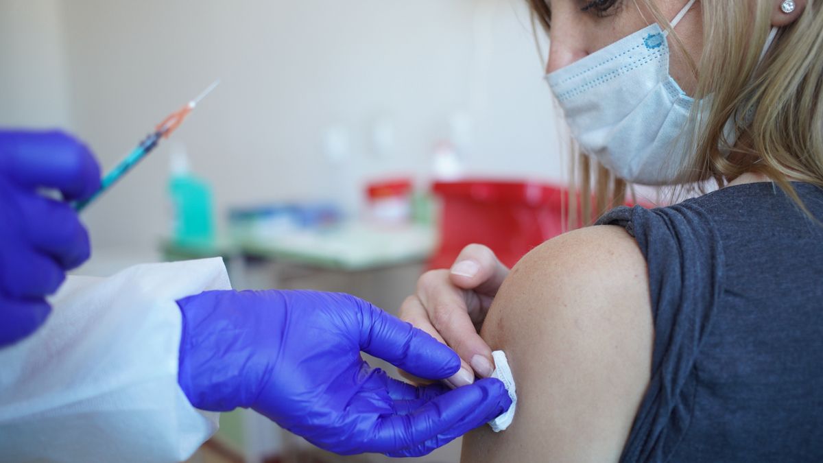 Twórcy szczepionek na COVID-19 zastanawiają się, jak ulepszyć swoje receptury na wypadek, gdyby szczepionki wymagały aktualizacji pod kątem niepokojących mutacji wirusa.