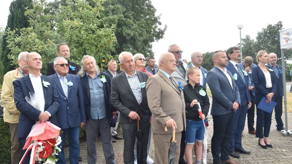 Kwiaty i znicze przy pomniku