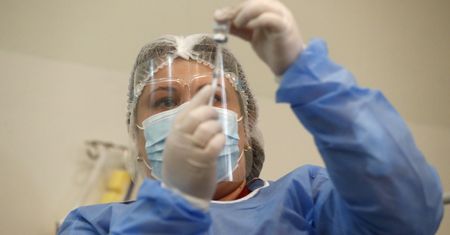 Szczepionka AstraZeneca. Ekspert zabrał głos. "Można podawać"