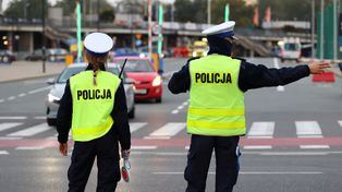 Mrugał światłami informując o policji. Wcześniej stracił prawo jazdy